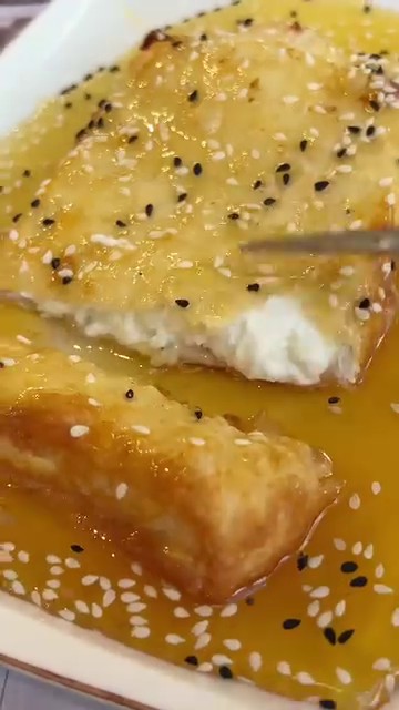Feta sir u lisnatom testu sa medom